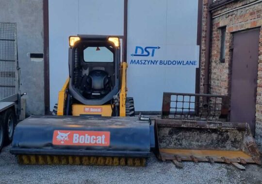 miniładowarka bobcat z czyszczarką