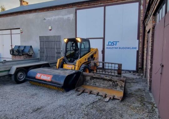 miniładowarka bobcat z czyszczarką
