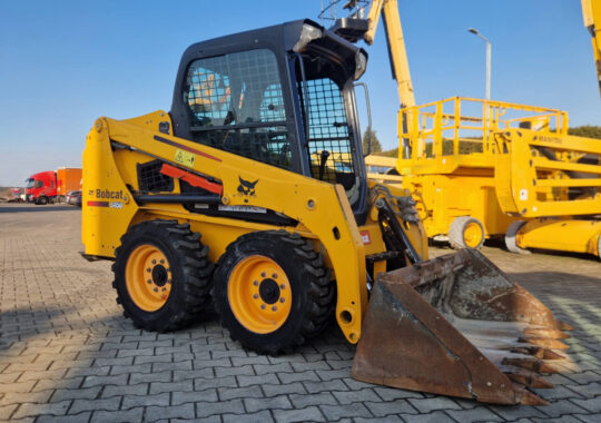minikoparka bobcat s450 w parku maszyn