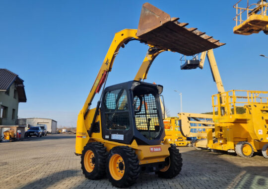 minikoparka bobcat s450 z podniesioną ładowarką
