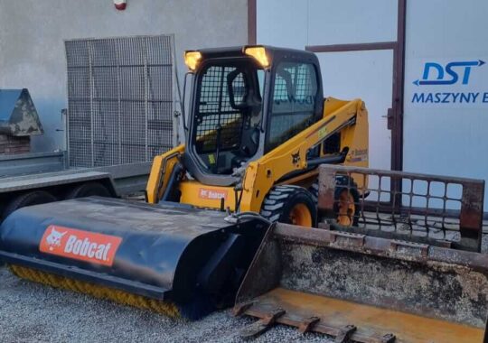 miniładowarka bobcat z czyszczarką